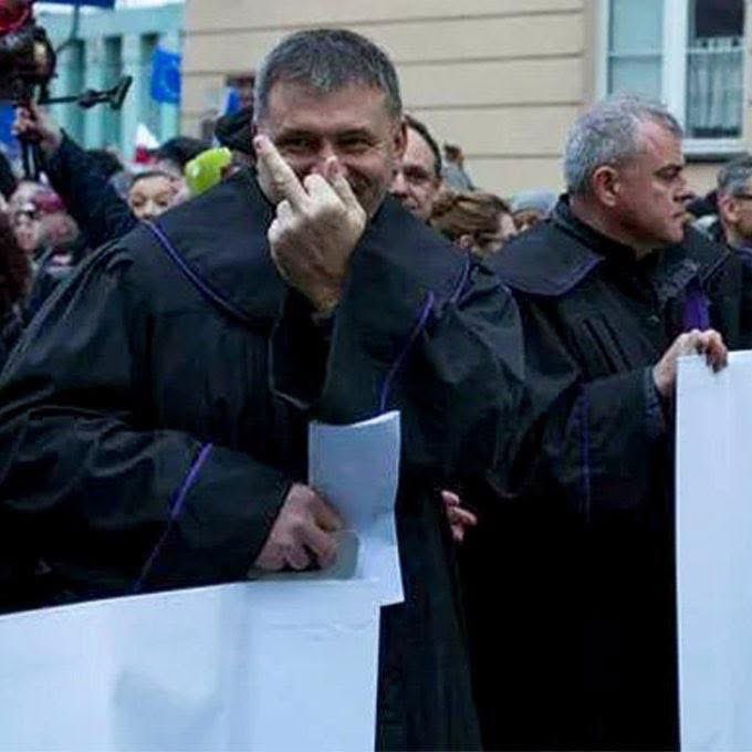 <a href="/e_wrzosek/">e-wrzosek #FBPE🇪🇺🇵🇱🏳️‍🌈#FundamentalRights</a> Czy chodzi o to zdjęcie, na którym minister Żurek przesyła pozdrowienia od praworządności ?