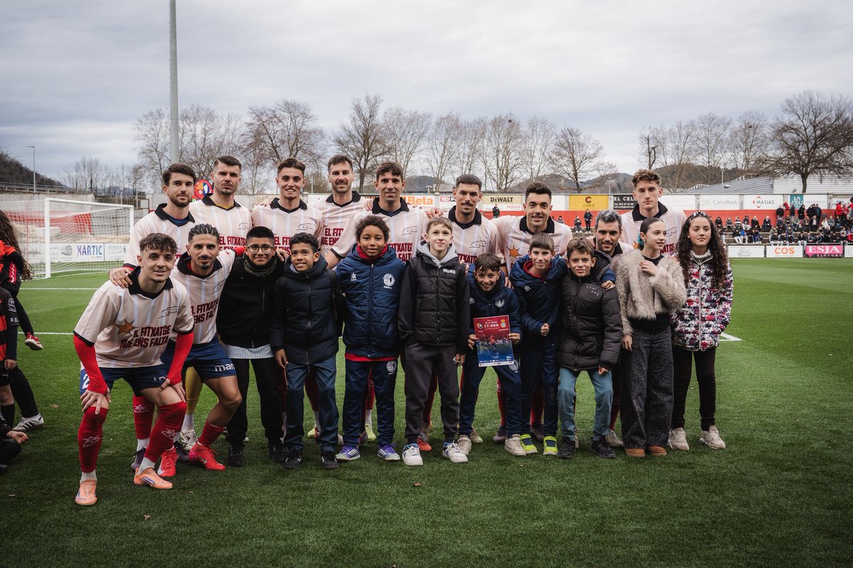 UEO1921's tweet photo. 👋 𝐌𝐞́𝐬 𝐩𝐫𝐨𝐭𝐚𝐠𝐨𝐧𝐢𝐬𝐭𝐞𝐬 𝐝𝐞 𝐥𝐚 𝐩𝐫𝐞̀𝐯𝐢𝐚
🎒 Alumnes de l'Escola #ElMorrot d'Olot
👶 Prebenjamí i escoleta del @PEMontagut
🫂 #AlevíD i #Sub12C del futbol social @UEOplanter
📸 Tots s'han fet la foto amb l'onze titular. Quina colla!
#OlotEspanyolB #2RFEF3 https://t.co/0oRAzPlTlD