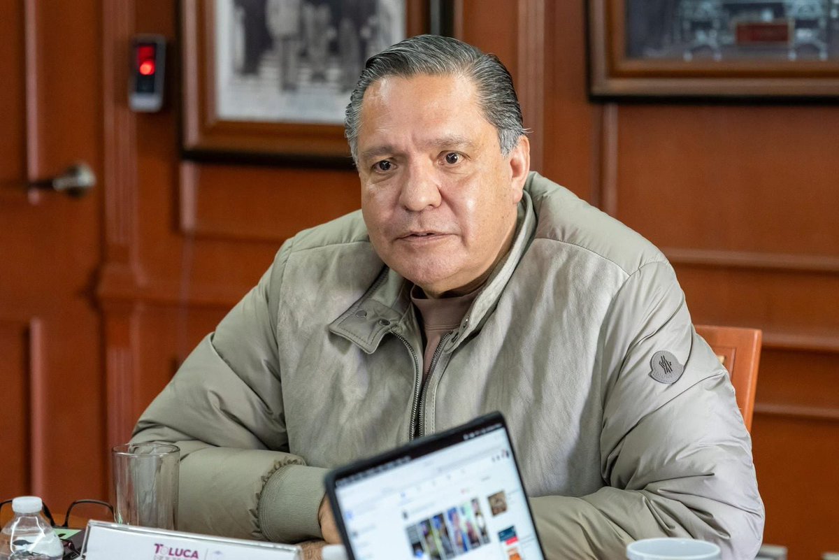 jorgegogdl's tweet image. El alcalde de Toluca, Ricardo Moreno usando un plumífero Moncler de 2150 Euros osea 43,833 pesos mexicanos. 

La transformación será patrimonial o no será...