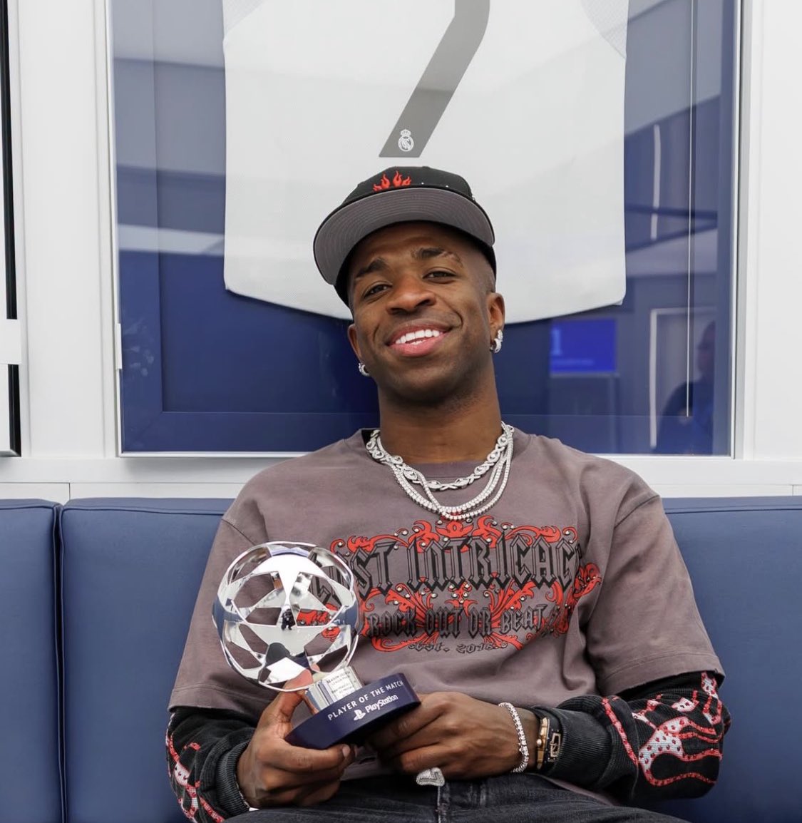 Quiere lo mejor para el Real Madrid, lleva desde los 18 años sufriendo campañas en contra de todo tipo y realmente es una grandísima persona.

Todo madridista de bien debe apoyar siempre a Vinicius Junior.