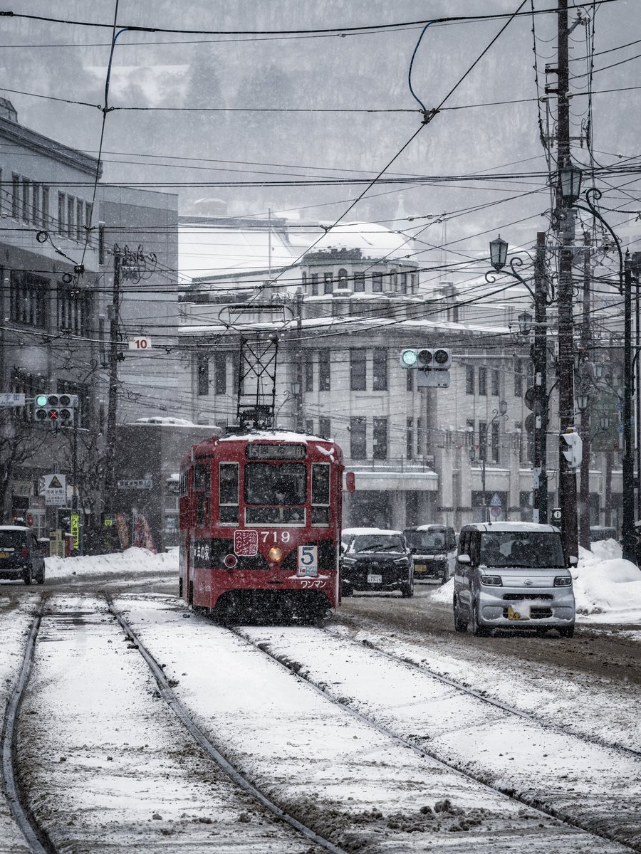 雪が降っても走り続ける函館の路面電車