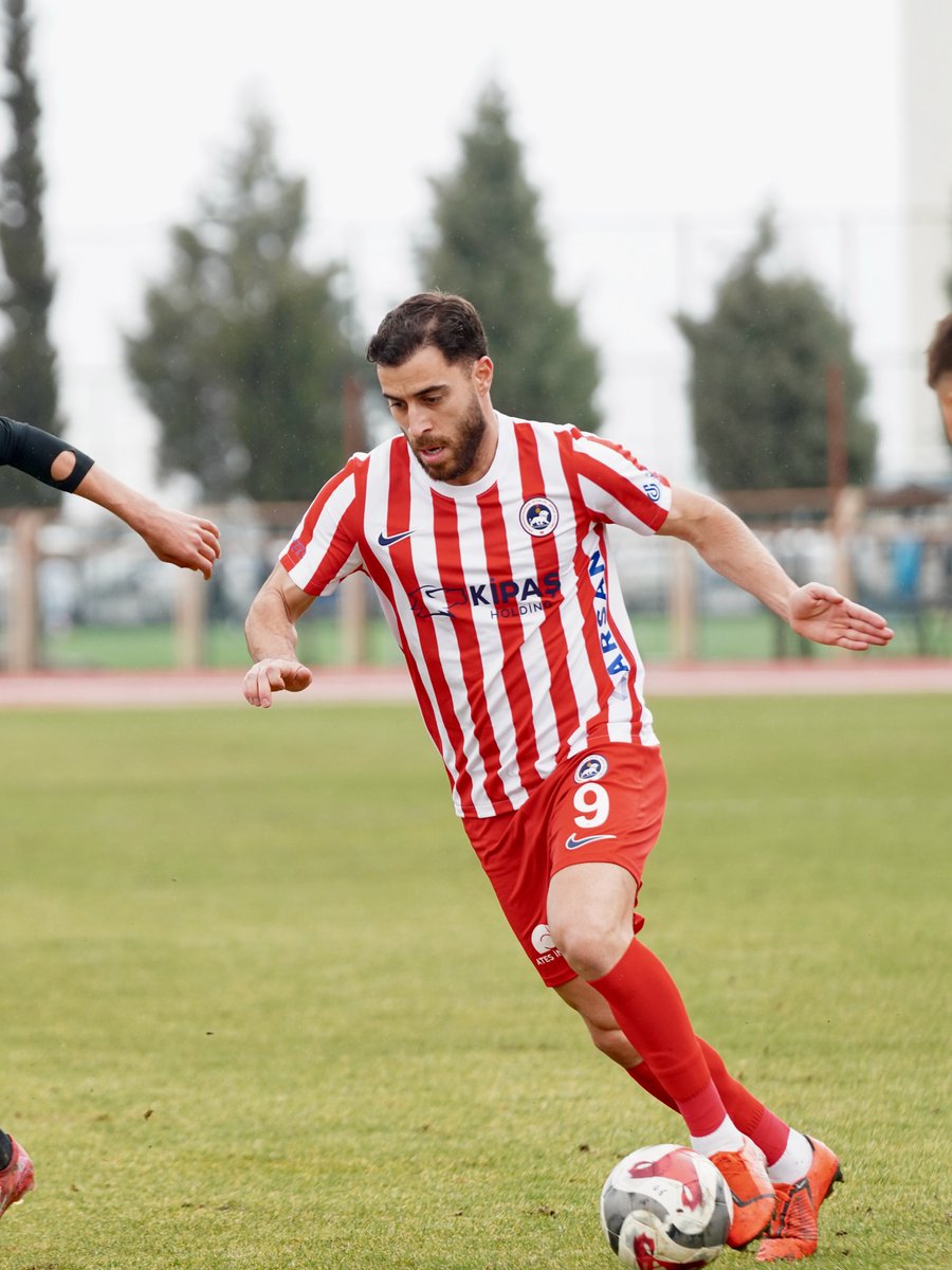 #KemalRüzgar Ben Kemal in futbolunu Fenerbahçe eski futbolcusu Dzeko ya çok benzetiyorum. 
Top sürme, top saklama, geriye gelip top alma, istasyon olma herşey mevcut. 
Saf pivot santrafor, saf kalite. Nazar değmesin, ortalama her yıl 20 üzeri golü var. 

#istiklalspor