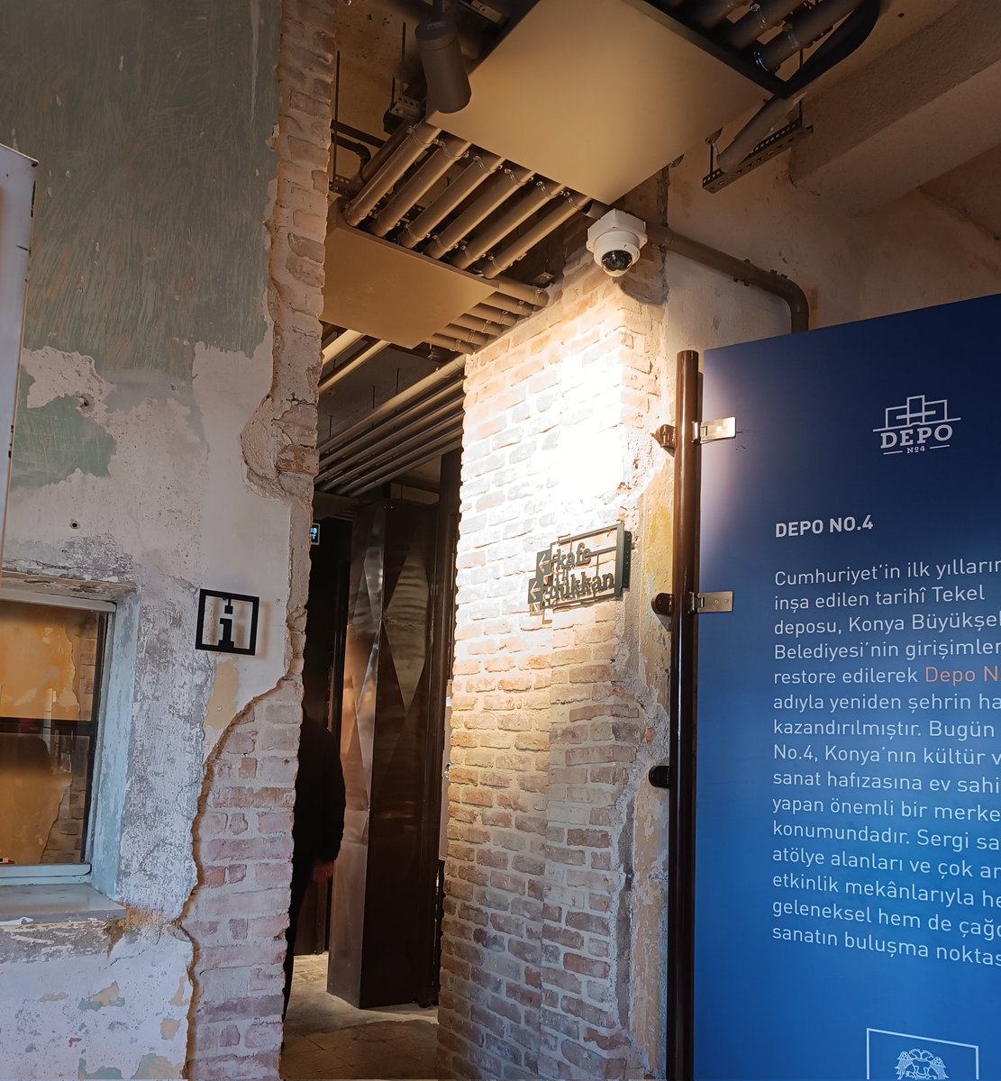 Söyleşiler, toplantılar, konferanslardan sonra sorularla gevezelik etmeyi seviyorum.