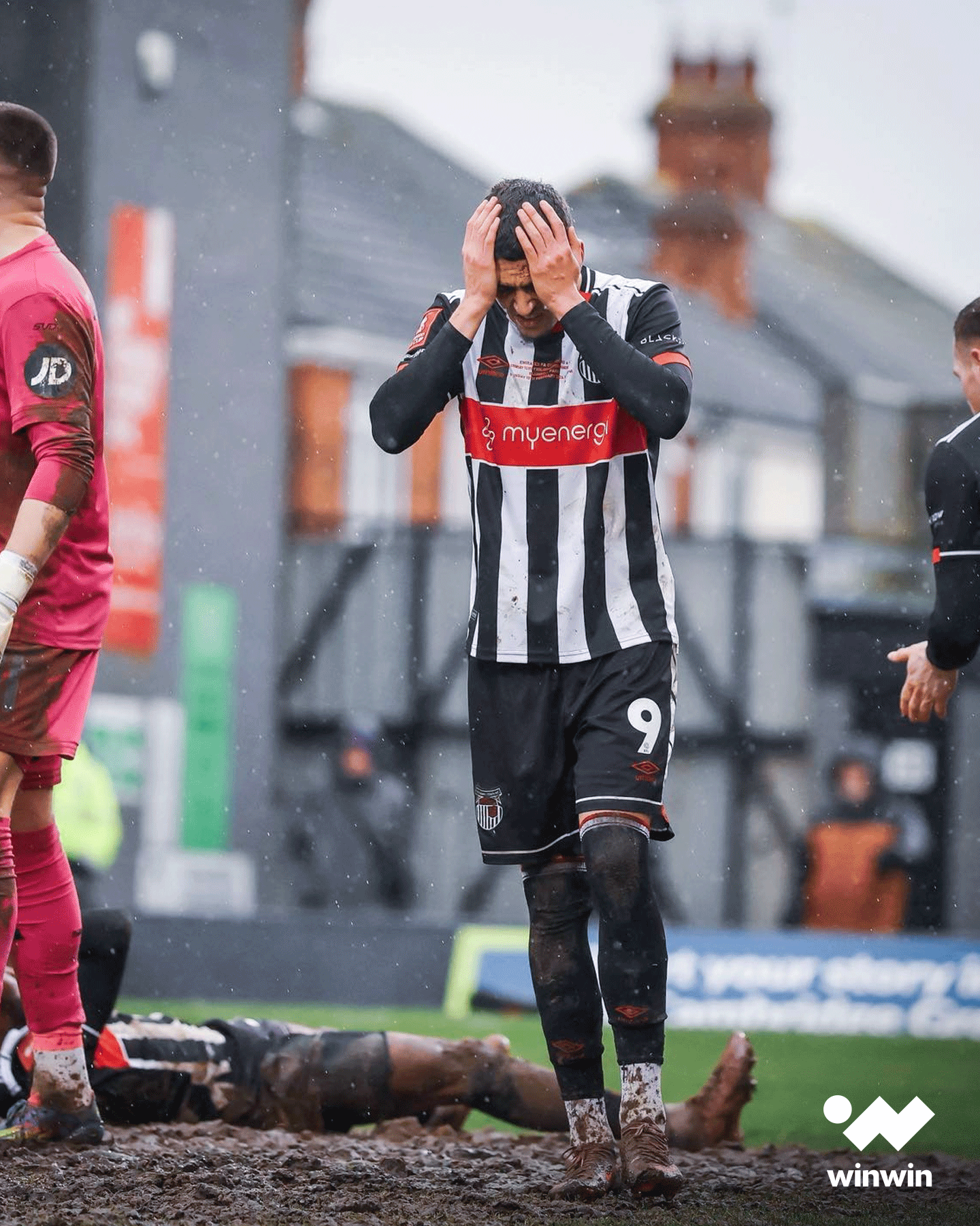 لو لم تكن صورا بالألوان، لاعتقدت أنها تعود إلى سنوات القرن الماضي. هذه صور من مباراة بريستون وولفرهامبتون في كأس الاتحاد الإنجليزي 