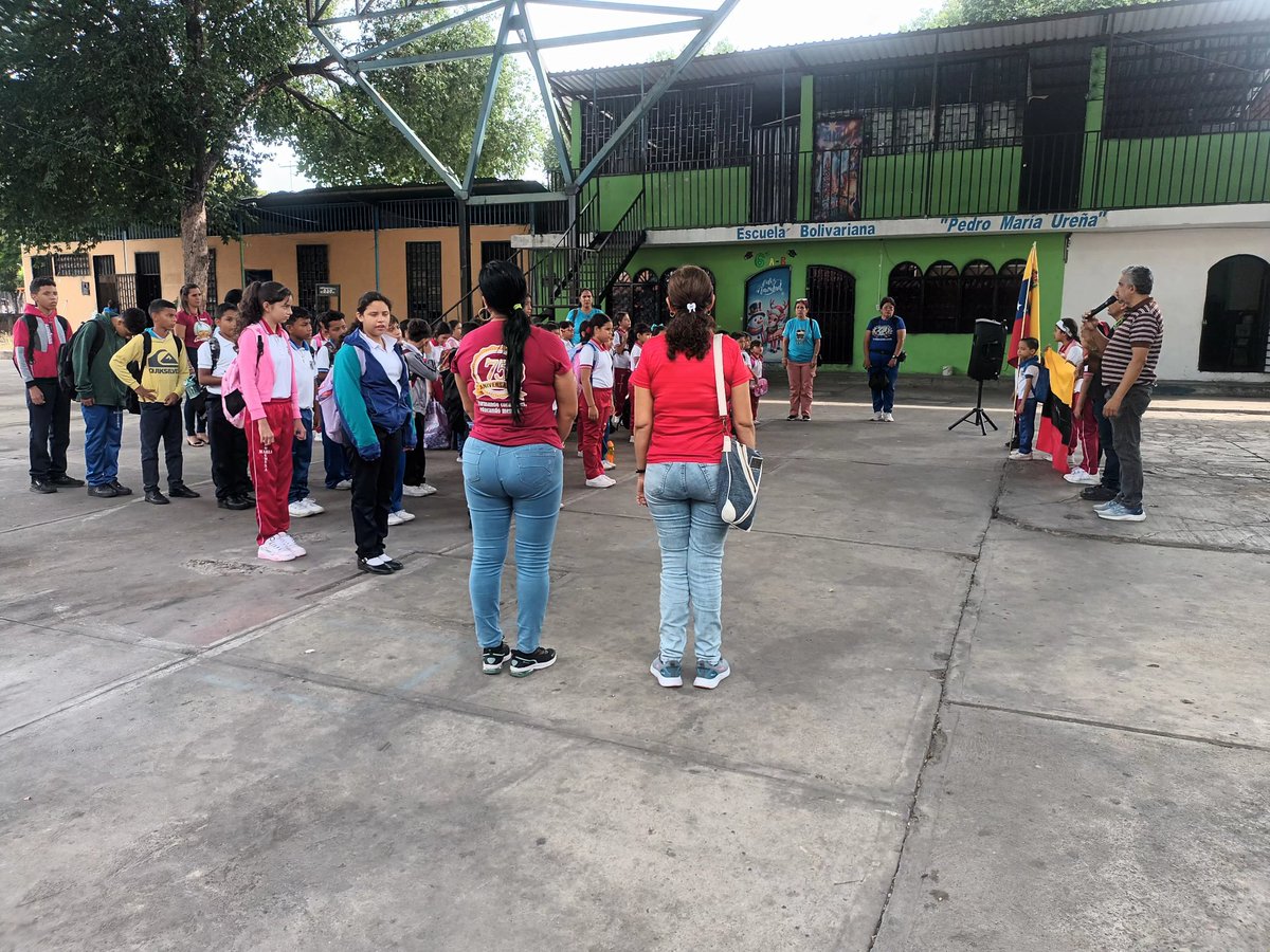 Escuela Comandante Hugo Rafael Chávez Frias tweet media