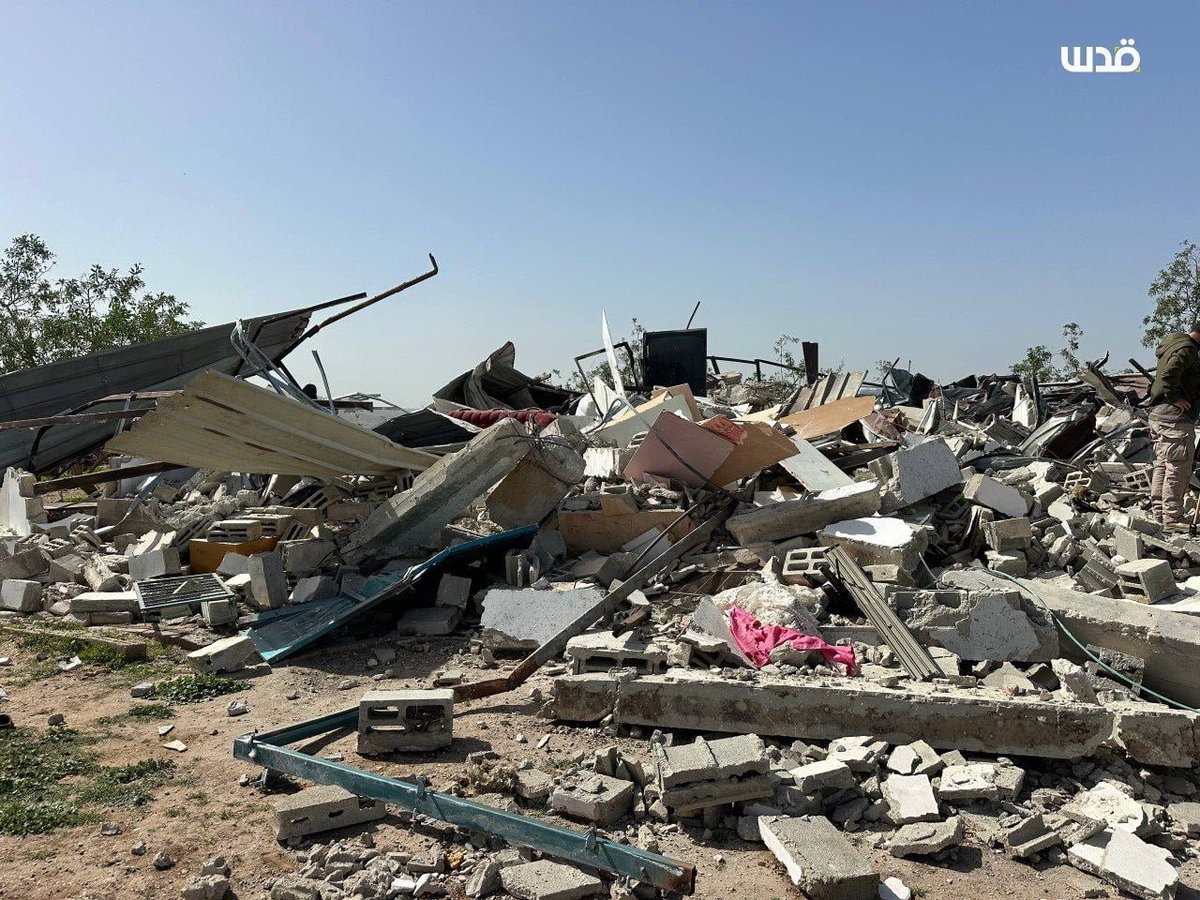 منزل يقطنه 21 فلسطينيًا هدمه الاحتلال اليوم في بلدة جيوس قضاء قلقيلية.

نتنياهو وحكومته يدمرون كل شيء في الضفة.