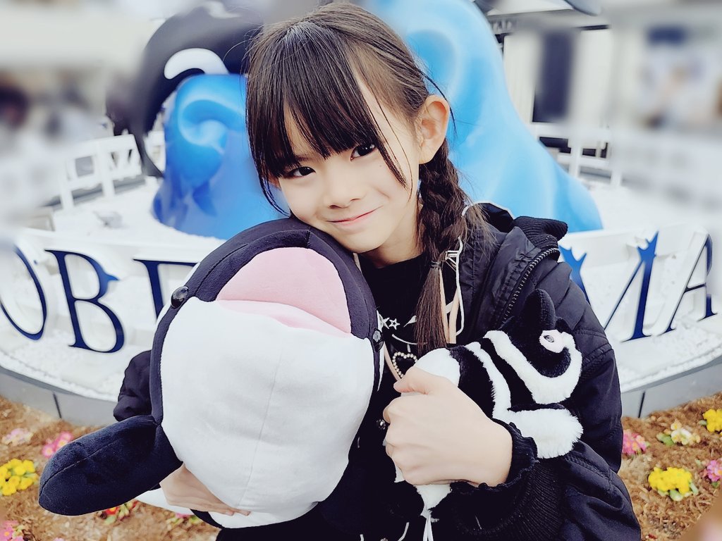 #ちぃたんぼんばーずOSK
おはみおん🎀
昨日は家族で水族館にいってきたよ🐧
だいすきなペンギンさんにあえた🥰
くじ引きをしたら…なんと！！
2等が当たりましたฅ(º ﾛ º ฅ)
びっくりしたよ😆
大きいシャチさんのぬいぐるみでね
めっちゃうれしかった🥰
🐧さんのぬいぐるみもかってもらえて