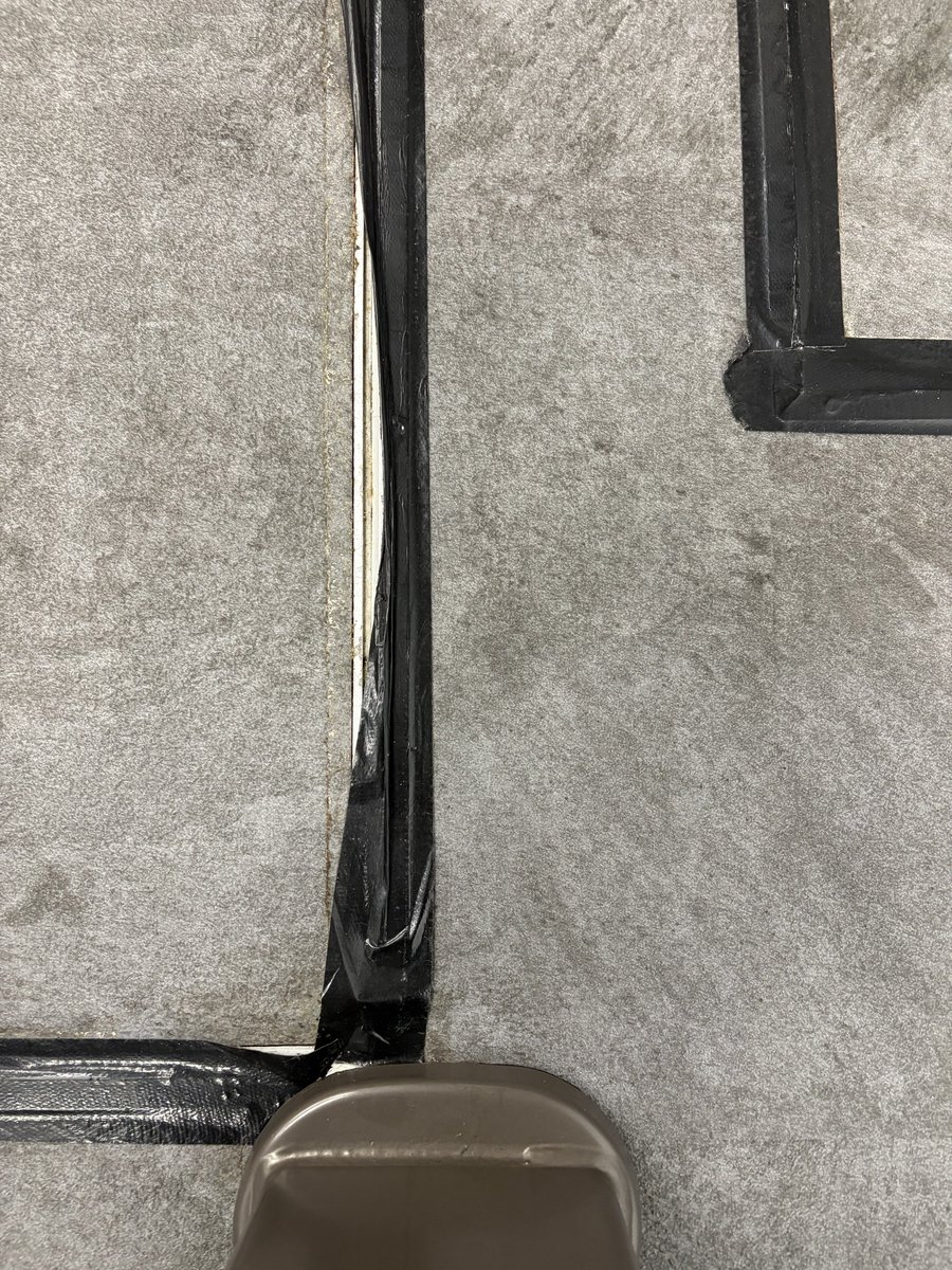 ちゃんと起きてジム来た 今の視界（HORIZONTAL LEG CURL中）