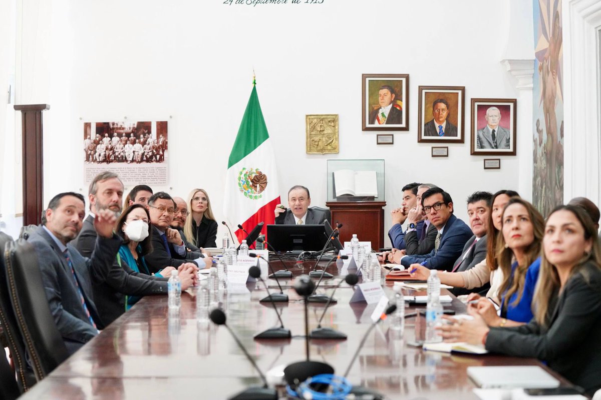 #Hermosillo #Guaymas <a href="/AlfonsoDurazo/">Alfonso Durazo</a> #USA se reunió con el subsecretario del Departamento de Energía, Tommy Joyce y el cónsul Drew Hoster, con quienes acordó acelerar proyectos prioritarios en el puerto de Guaymas
.Planta de gas natural licuado 
.Gasoducto de Hillo a Guaymas