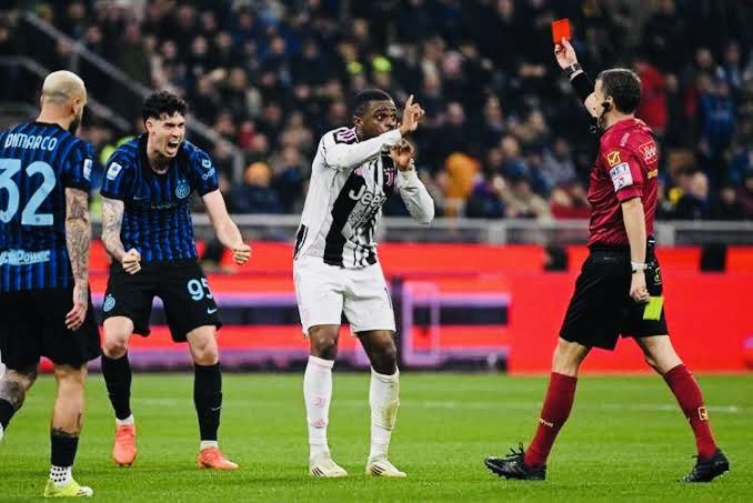 juventibus's tweet photo. 🟠⚫️ #DOMENICAOUT #KALULUOUT SIAMO IN DIRETTA su TWITCH e YOUTUBE 🔲 https://t.co/fpxd2RLZUE