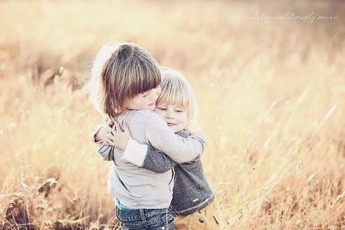 فاتنتي
وفي العناق 
ترتبك الروح
وتتسارع دقات القلب 
كـ حنين أول لقاء

#لحظة_شوق 
#حرف_الهوى