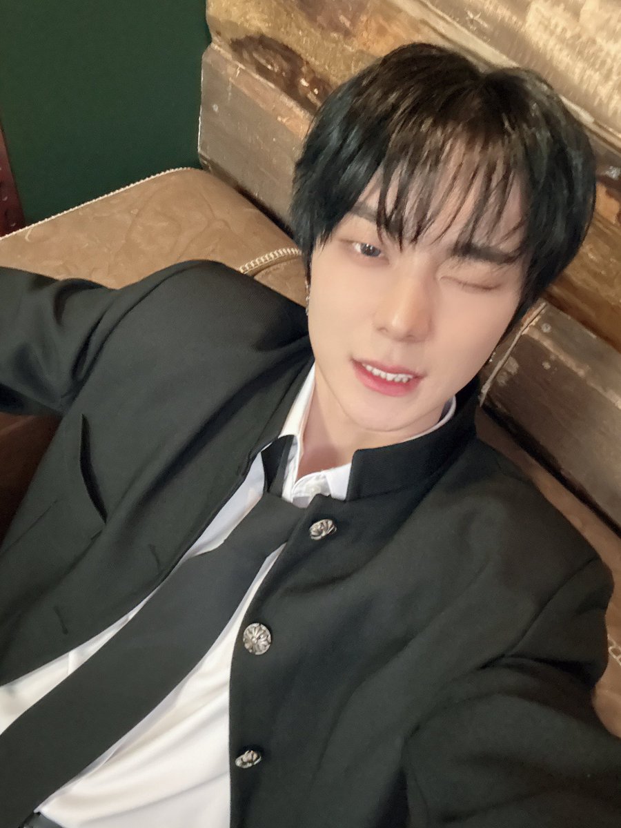 OX] ベルリンも無事に完了! ほんとにありがとう 💙🌙 #OMEGA_X #오메가