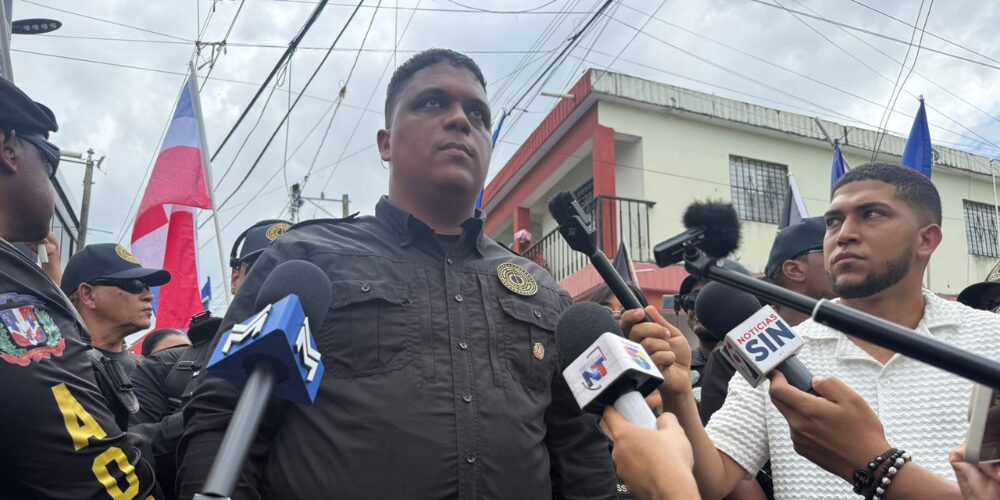 Angelo Vásquez insta a frenar alquileres a haitianos #FVDigital dlvr.it/TQzHkP