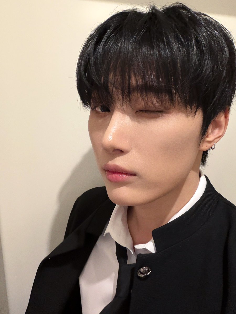 [#OX]

Berlin!! 행복한 추억을 만들어줘서 고마워요!
굿나잇!

#OMEGA_X #오메가엑스
#재한 #JAEHAN