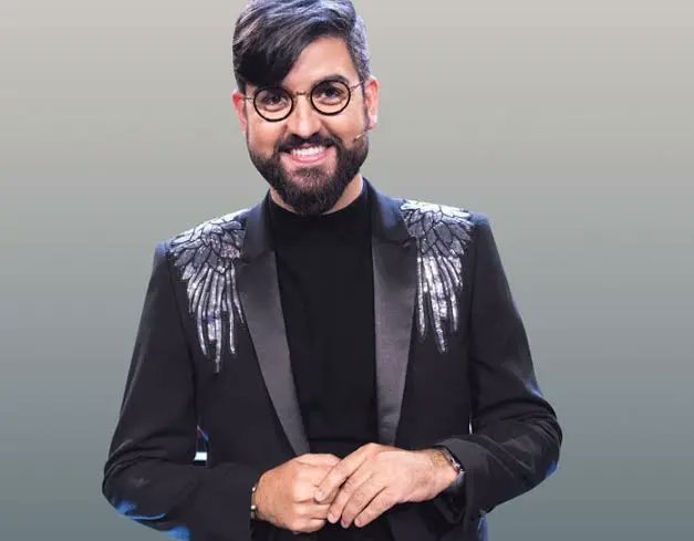 👇 Este es Manu Sánchez, el que habla de libertad y fachas. A este rebaña sartenes lo metió el PSOE en Canal Sur TV, cuando el PSOE robaba en Andalucia hasta las manillas de las puertas. Este sinvergüenza se ha hecho millonario trincando de los andaluces desde la TV. Asco.