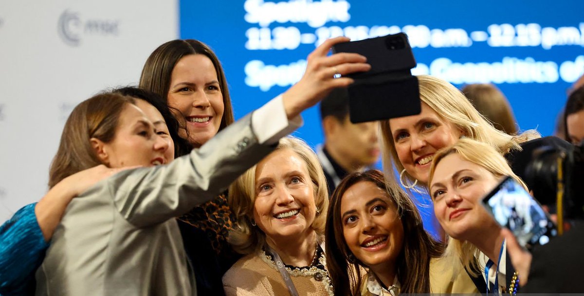 Hillary In Pictures tweet media