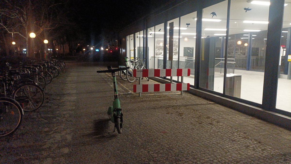 Congrats, <a href="/TIERMobility/">TIER Mobility</a>, your customers are the worst!

Links Fahrradständer, rechts hinter der Bake eine eigene Abstellzone für Leihroller. Aber dieser eScooter muß mittendrin abgestellt werden. Leider keine Gewitter in Sicht, sonst wüßte ich, wo ein Blitz einzuschlagen hätte!