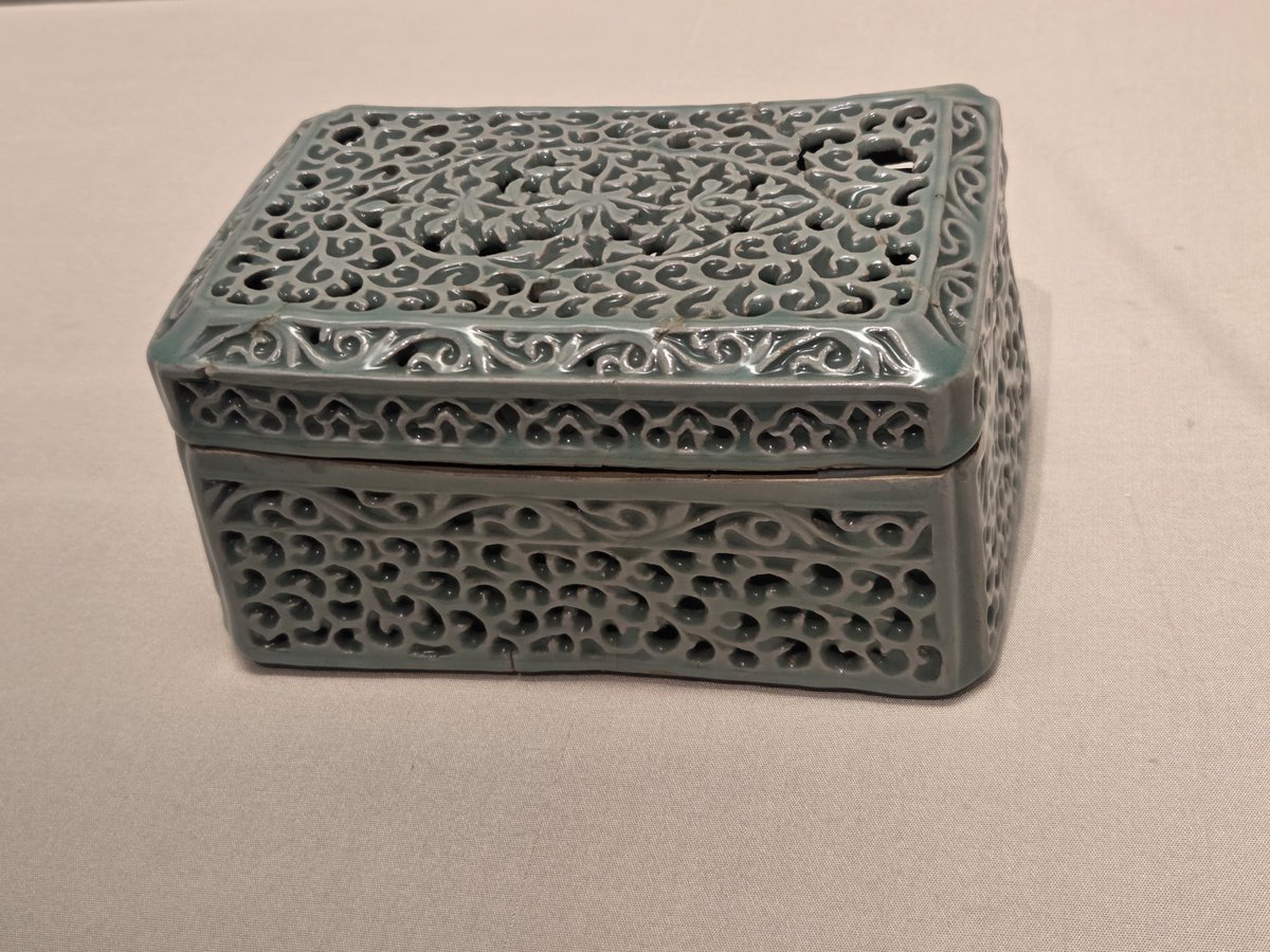 青磁透彫唐草文箱 高麗青磁の美。 いちばん佳いものが多い時代のもの