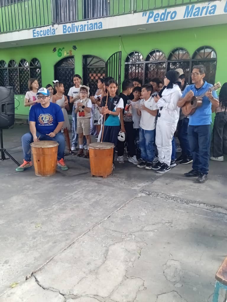 Escuela Comandante Hugo Rafael Chávez Frias tweet media