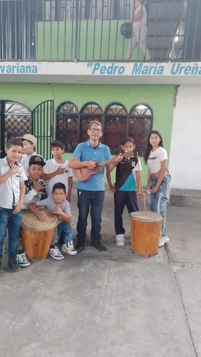 Escuela Comandante Hugo Rafael Chávez Frias tweet media