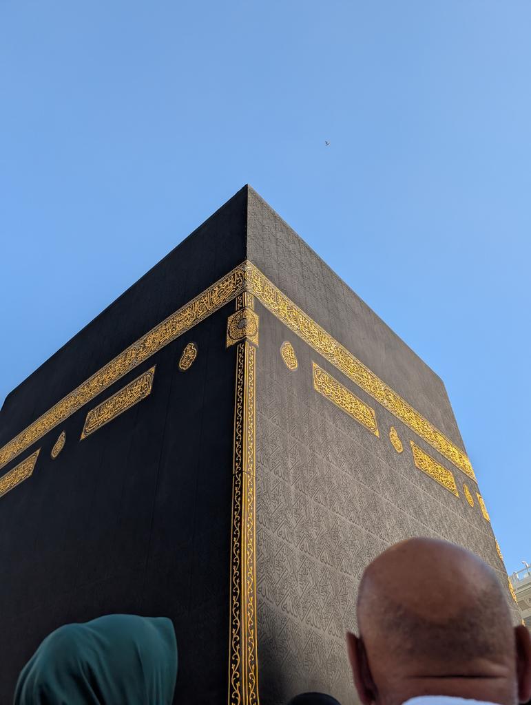 Imas_uni's tweet photo. Calo di Pelataran Ka'bah!

"Ayo mbak saya bantu cium hajar Aswad"
Iyah gak salah denger, calo ini berkeliaran di sekitaran Ka'bah. Mereka bikin tim biasanya. Kenapa tau? Aku ngalamin :)

Mereka incar Jamaah indo yg lagi tawaf sunah setelah waktu syuruq. Untuk yang kurang tau mereka pikir oh ada yang bantu.

Tapi nyatanya kalo udh berhasil di kejar di minta nominal imbalan yang besar.