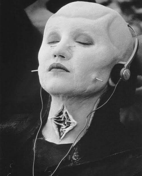 HellRazorsDB's tweet image. Barbie Wilde in her makeup chair on the set of the 1988 horror film Hellbound: Hellraiser II.