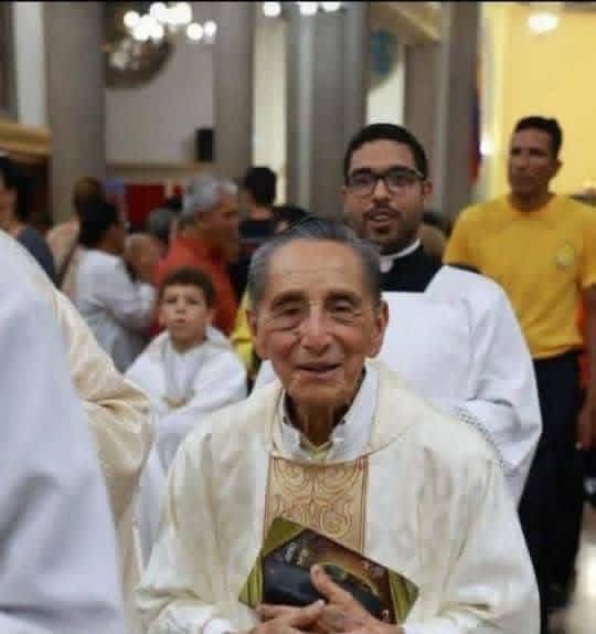 Lamento profundamente la partida del padre Gualberto Tapia.

Sacedorte mexicano que por años nos entregó a todos su amor en Carúpano. 

Buen amigo de mi padre, gran pastor y mejor persona.

Seguro estoy que nuestro querido monseñor tendrá un bonito lugar al lado de Dios. ♥️🇻🇪