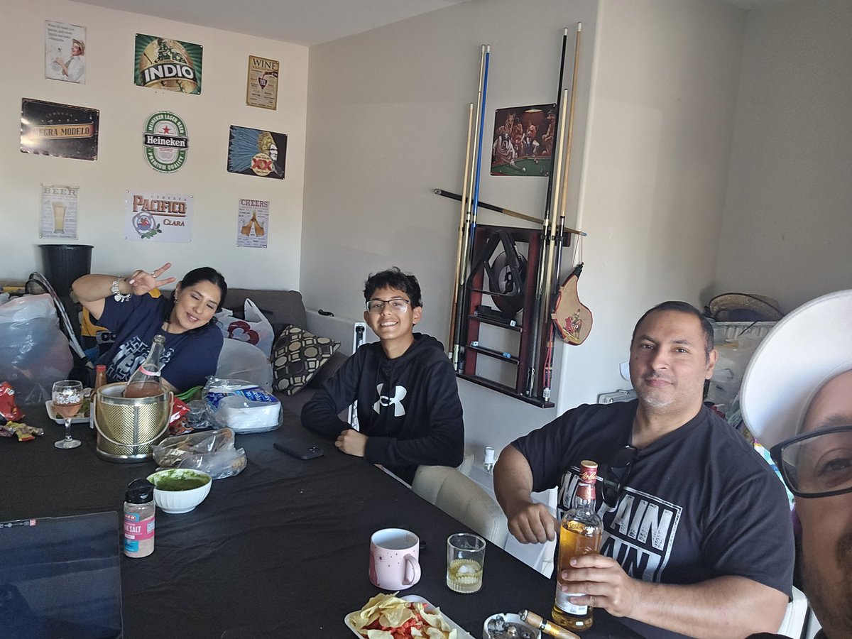 monio004's tweet photo. Saludos desde Laredo Tx!! #VamosLaU #MEGAFUTBOL https://t.co/SyY5O9NVGZ