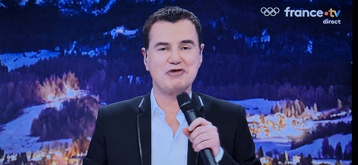 CorieCL's tweet photo. @LLuyat Toujours un plaisir de vous voir présenter le sport et surtout les JO ! Mais que se passe-t-il pour porter un smoking ce soir ? La classe ! ♥️ https://t.co/h1nPBvhKXD