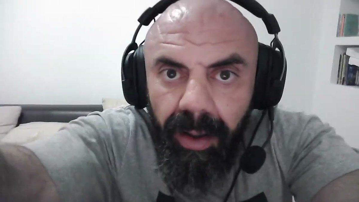 Bu cenk denen köpeğe hoca demeyin. hoca terimi İslamidir, ihtiram (hürmet) barındırır. bu köpek oğlu köpekten hakkettiği şekilde bahsedin.