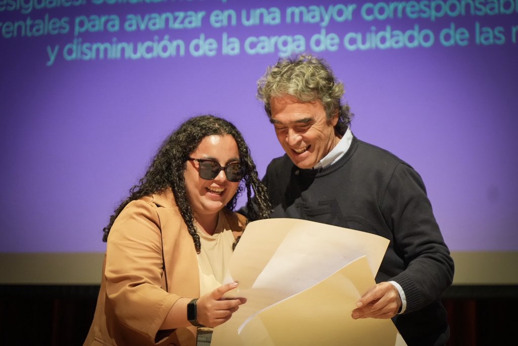 sergio_fajardo's tweet photo. El 2026 inició con una cifra muy lamentable: el aumento de feminicidios en Antioquia. Uno de los casos más recientes es el de Natalia Lezcano Patiño, una madre de apenas 36 años.

Hoy, en un día histórico para esta campaña, recibí el Manifiesto del Cuidado como mandato, un documento que habla de los desafíos reales que enfrenta Colombia ante la violencia de género y mi compromiso real para combatirlos. 

No queremos más casos como el de Natalia en este país. Nosotros le daremos voz a las mujeres, pues serán ellas las protagonistas de la transformación. #AdelanteConFajardo. 💜