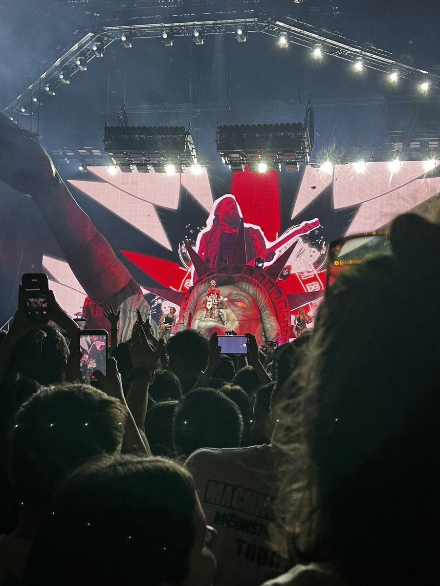 Smoking_Lizards's tweet photo. Un tal @machinegunkelly ha dicho que Smoking Lizards es el mejor equipo de Magic de España by far. El próximo día es el el que nos va a pedir la foto a nosotros. https://t.co/AFdVr3ptWW