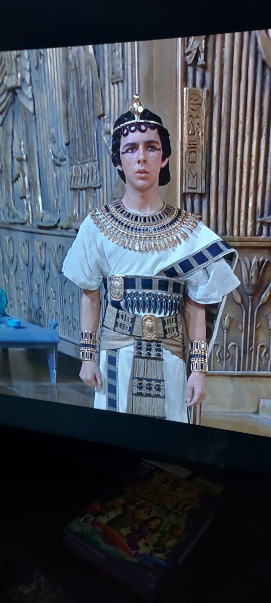 vfxontop's tweet photo. What is @RealChalamet doing at 1963's Cleopatra!? 😱 https://t.co/XeGvaCyHYm