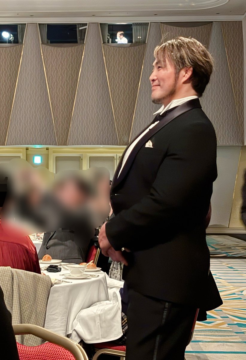 これはデスペ氏のコメント映像で2人で食事に行ったら７・８人前の料理を頼んでたと暴露されてた時のお顔