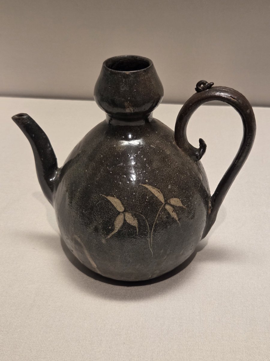 左 青磁鉄地掻落参葉文水注 右 粉青鉄絵蔓草文瓶 300年の時間の流れが