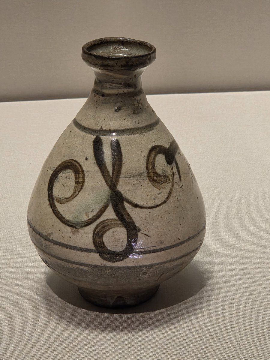 左 青磁鉄地掻落参葉文水注 右 粉青鉄絵蔓草文瓶 300年の時間の流れが