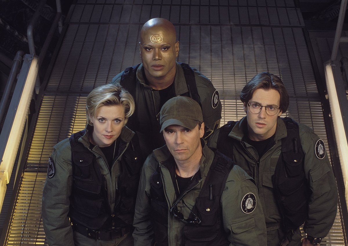 Me he puesto con estos cuatro y no pienso parar hasta ver sus 10 temporadas. #StarGate #SG1
