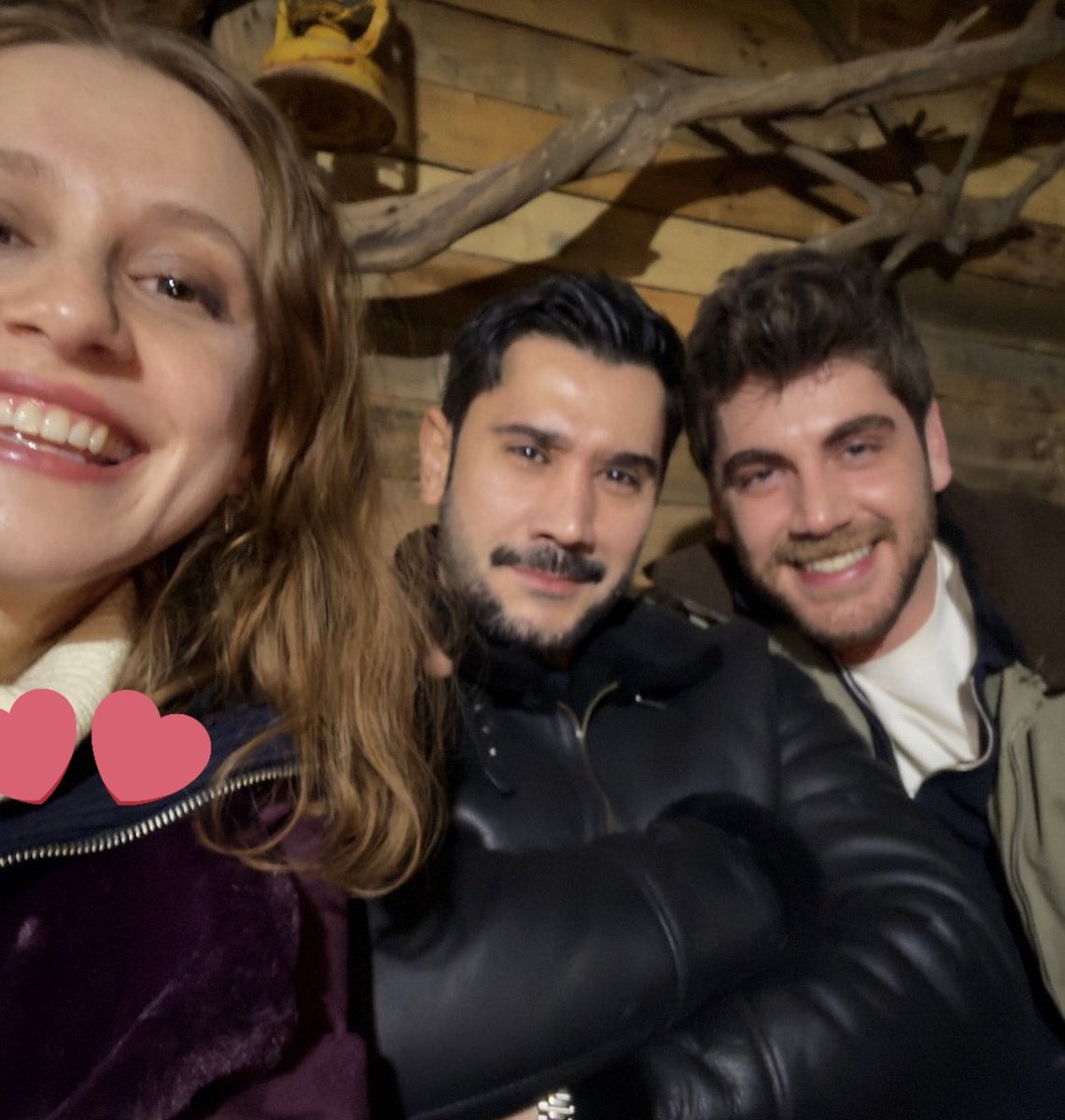 Meryem662006's tweet photo. en çok düşündüğüm şey şu Emir’le Çido neden Efe’nin yanına gidecek acaba gerçekten bravo ya çözdün biz beraber çalışıyoruz demeye mi gidecekler ya asjdhdksh 😭

#RüyaGibi https://t.co/SoxokPlFs3