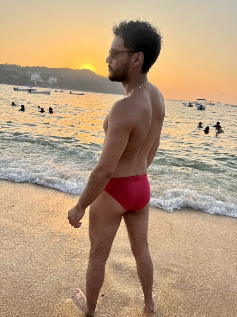 MAGrey07's tweet photo. Lo que sí puedes hacer es aprender del patrón. Castigarte no te protege; entenderte sí. ✨🫂❤️
#Atardecer #Acapulco #añonuevo #miprimerTweet #gayboy #mexicano #26años #aprendiendoaquerer https://t.co/ET1qQvfq3i