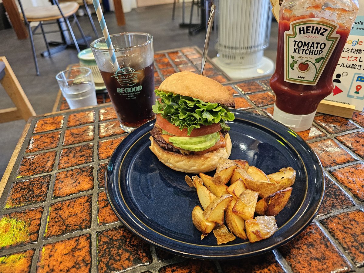 YlLXUvzTMnr5ydD's tweet image. 母、息子
神戸にゆく
#兵庫県　#BeeGood #美術館　#ハンバーガー　#日曜日