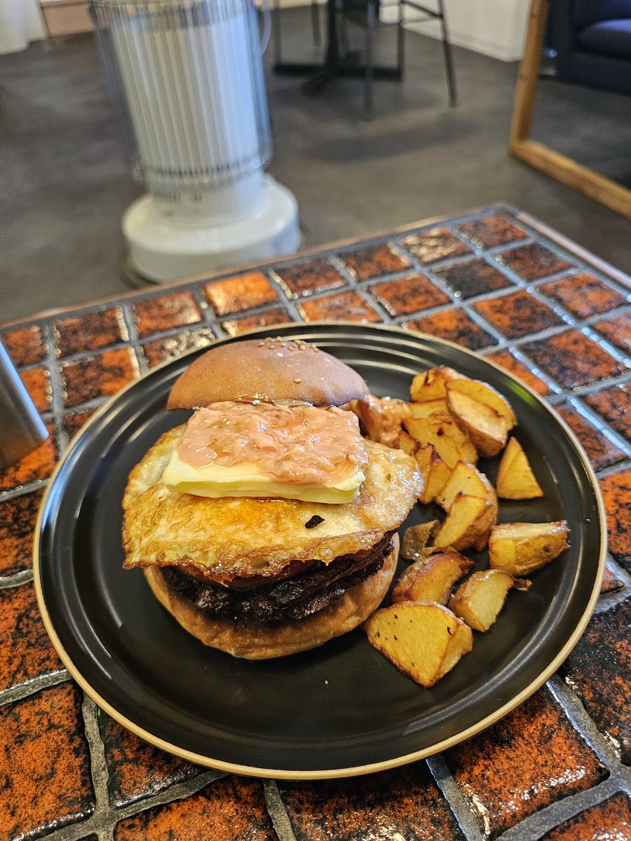 YlLXUvzTMnr5ydD's tweet image. 母、息子
神戸にゆく
#兵庫県　#BeeGood #美術館　#ハンバーガー　#日曜日