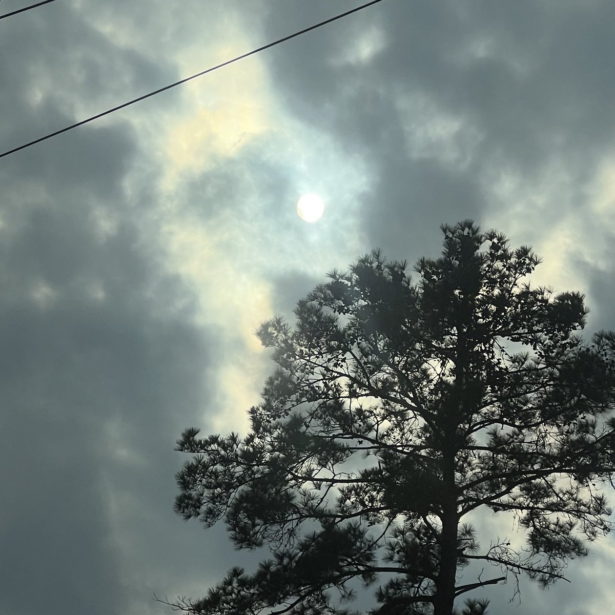 ranlo_11's tweet photo. The sun looked cool as hell through the clouds the other day. https://t.co/bQSQQbh3ad