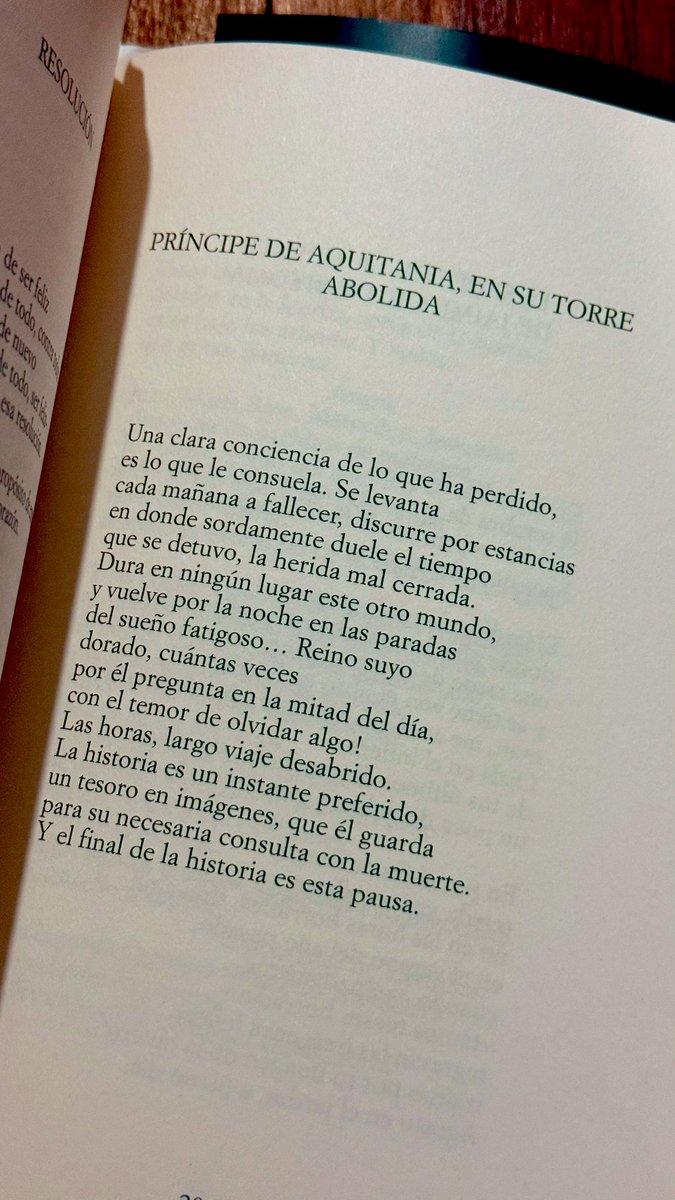 rhoda_2912_'s tweet photo. El último poema que publicó @TreceBola era de Jaime Gil de Biedma. 
Sé que este poema le hubiera gustado. Nunca supe si era tuitera o tuitero sólo sospechaba que era alguien muy especial. 
Cuando comentaba dejaba un halo de misterio y entre líneas, a veces, me advertía cosas. https://t.co/5QJIEuRZb4