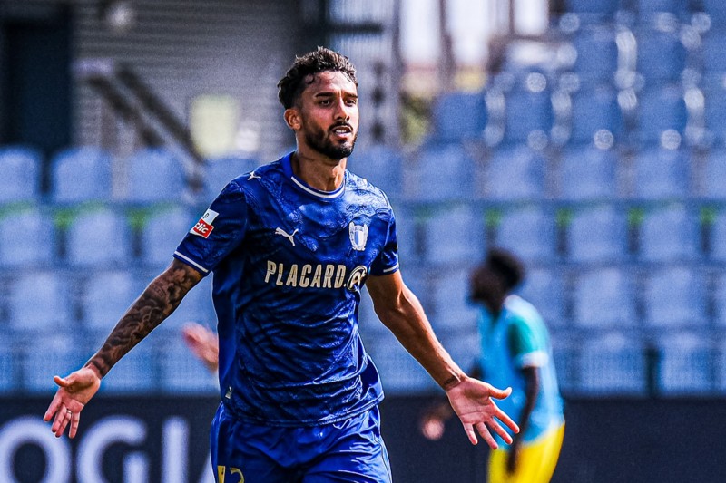 Procura-se Ponta de Lança Simon Elisor

Última vez visto, Campo Maior Agosto contra Tondela 

Quem o encontrar com 2 pés e cabeça, por favor, fique com ele.