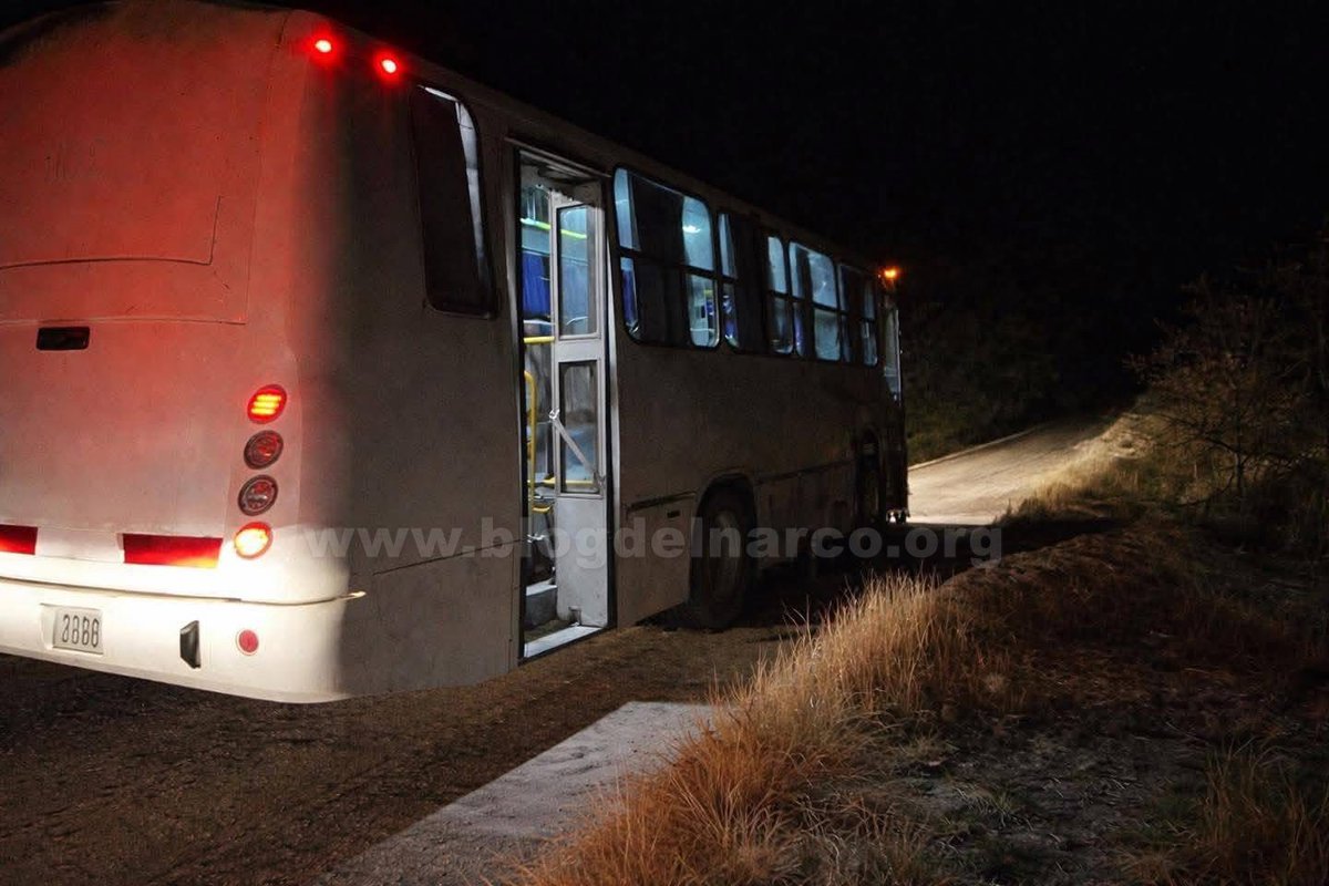 blogdelnarcomex's tweet photo. Levantados!, Desaparecen conductor y pasajeros de un camión sobre la carretera Valles–Mante en Tamaulipas, todas las pertenencias de los ocupantes estaban dentro (Informacion en el enlace) https://t.co/9VF9iLd6EB https://t.co/Cu9N9HTGeO