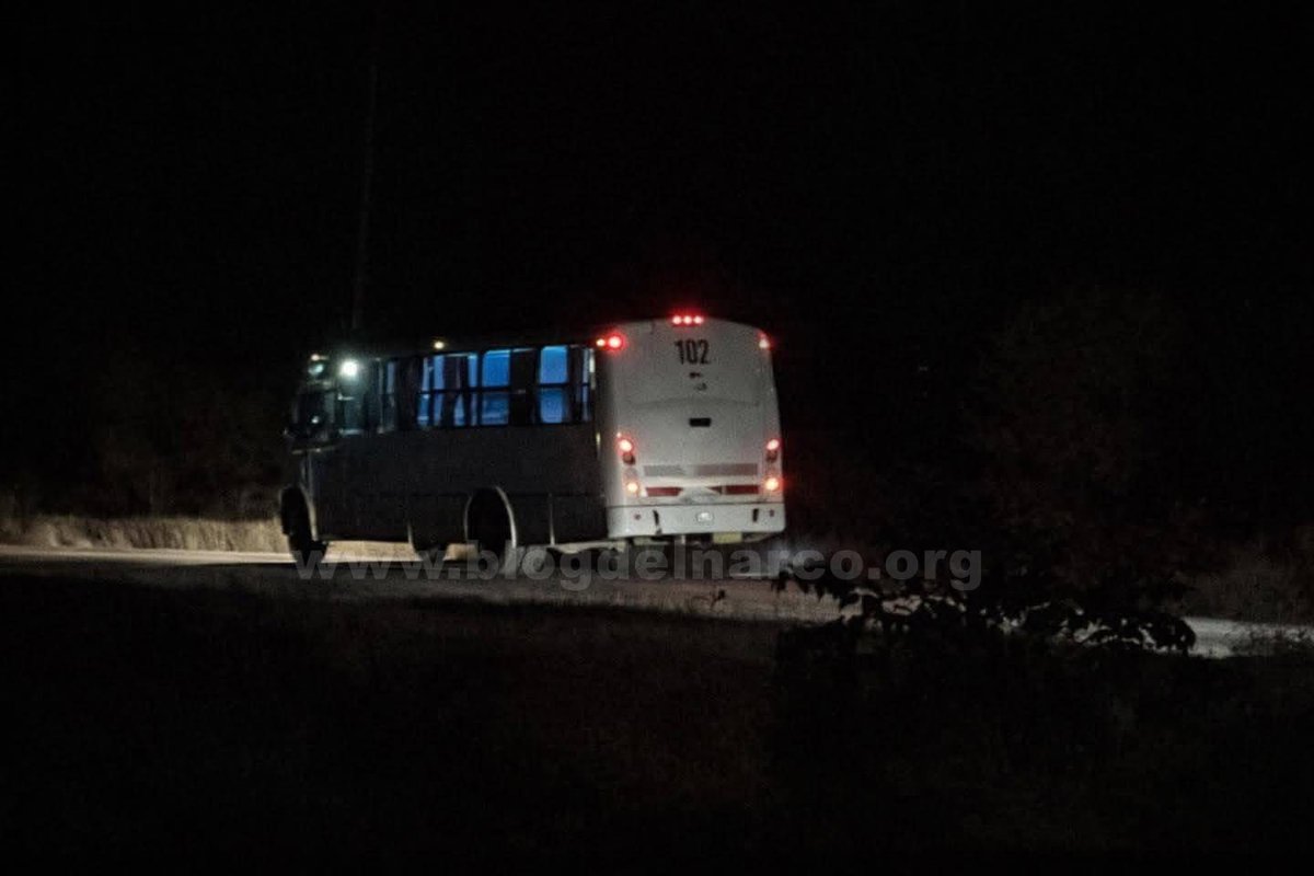 blogdelnarcomex's tweet photo. Levantados!, Desaparecen conductor y pasajeros de un camión sobre la carretera Valles–Mante en Tamaulipas, todas las pertenencias de los ocupantes estaban dentro (Informacion en el enlace) https://t.co/9VF9iLd6EB https://t.co/Cu9N9HTGeO
