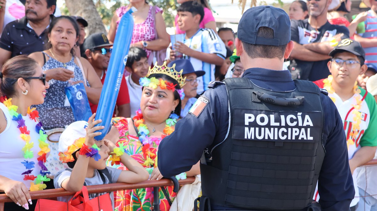 PoliciaMeridaMx's tweet photo. 👮‍♂️🎭 Durante todo el Carnaval, estamos para apoyarte  
Durante el #CircoCarnaval2026 La Policía Municipal de Mérida refuerza la proximidad social para brindar seguridad y asistencia a todas las personas que disfrutan de la fiesta. https://t.co/da407KdQQR