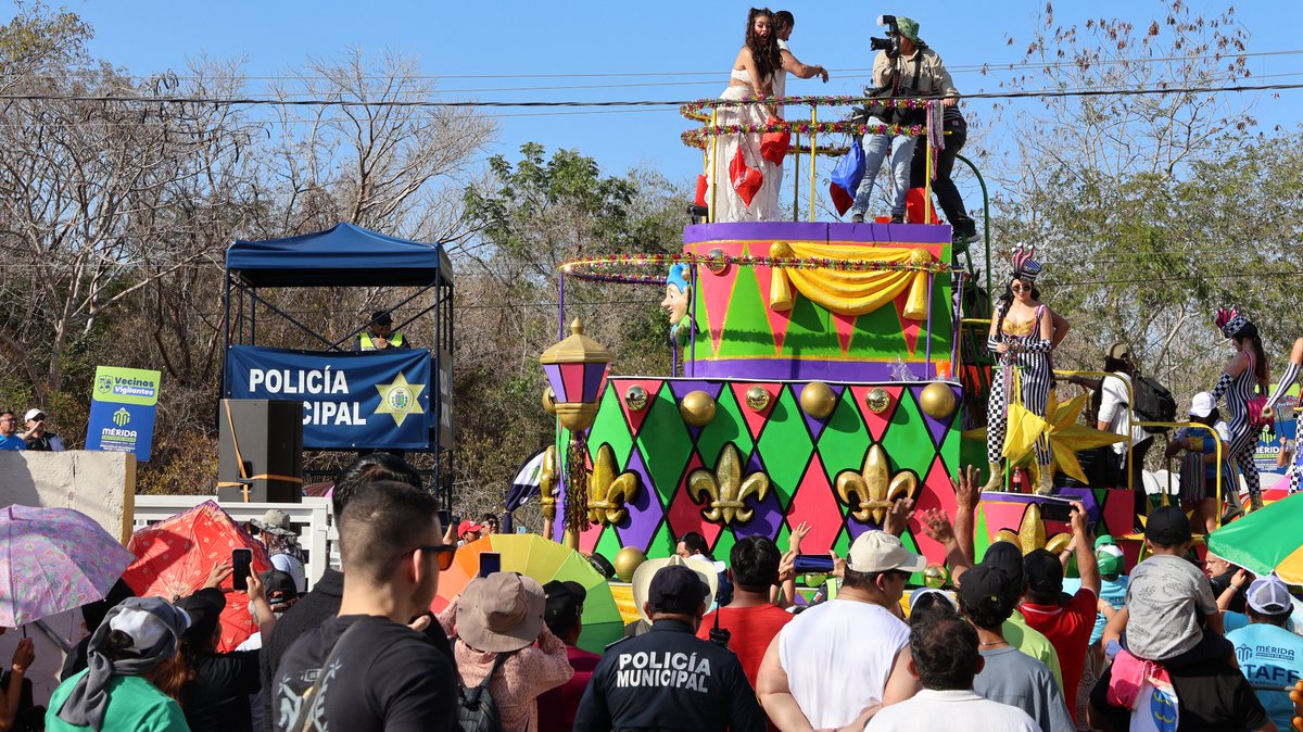 PoliciaMeridaMx's tweet photo. 👮‍♂️🎭 Durante todo el Carnaval, estamos para apoyarte  
Durante el #CircoCarnaval2026 La Policía Municipal de Mérida refuerza la proximidad social para brindar seguridad y asistencia a todas las personas que disfrutan de la fiesta. https://t.co/da407KdQQR