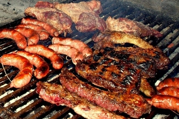 MaxQuilodran's tweet photo. @calvinfroedge @BowTiedPassport That's just wrong. In Chile we love Asado! Chile has one of the greatest grass fed cows in the world and a huge variety of german inspired sausage and smoked meats. https://t.co/cv9hG0cw7O