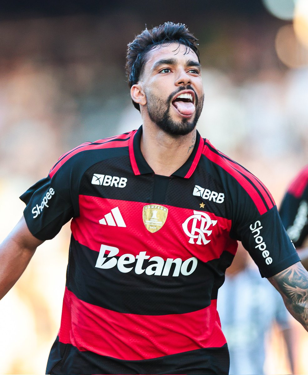 Flamengo em clássicos cariocas :
  
𝗙𝗹𝗮-𝗙𝗹𝘂:
◉ 458 Jogos
◉ 167 Vitórias do Flamengo (653 gols)
◉ 144 Vitórias do Fluminense (594 gols)
◉ 147 Empates
  
𝗖𝗹𝗮́𝘀𝘀𝗶𝗰𝗼 𝗱𝗼𝘀 𝗠𝗶𝗹𝗵𝗼̃𝗲𝘀:
◉ 430 Jogos
◉ 168 Vitórias do Flamengo (572 gols)
◉ 139 Vitórias do Vasco